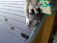 職人が屋根を塗装