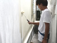 熊谷市Ｕ様邸の外壁を塗装する職人